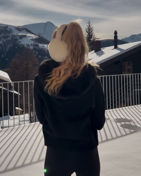 Warme schwarze Strickjacke mit Fellkapuze 