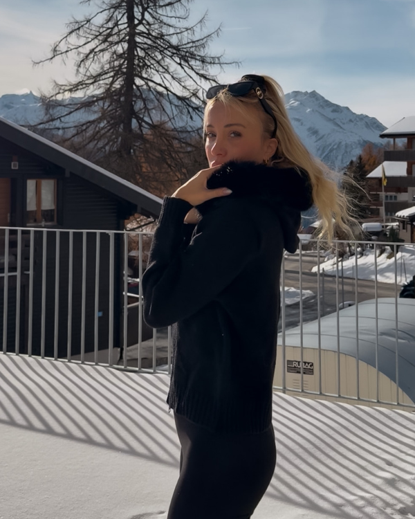 kuschelige schwarze Damen Strickjacke mit Kapuze und Fellrand 