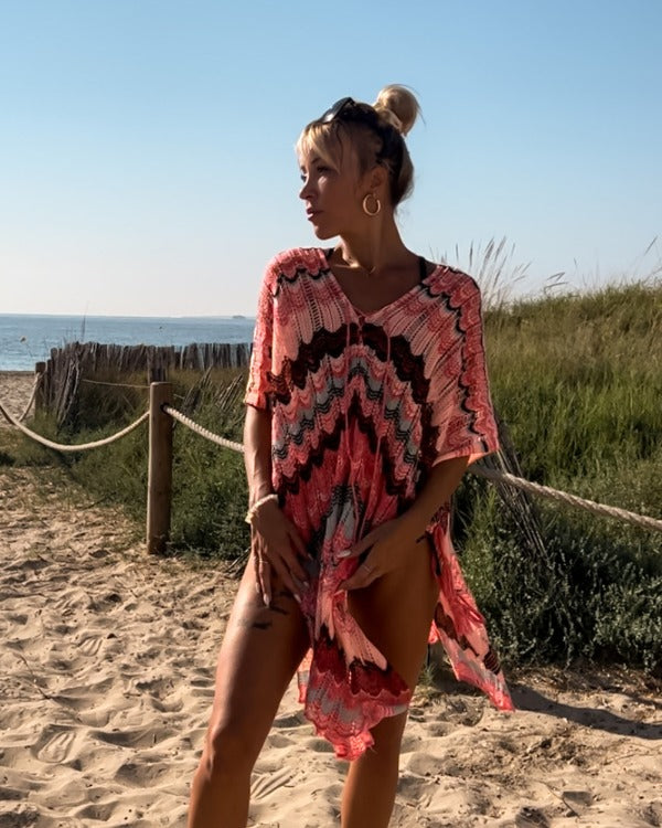 Farbiges Strick Sommer Strandkleid mit halblangen Ärmeln und zum binden auf der Vorderseite 