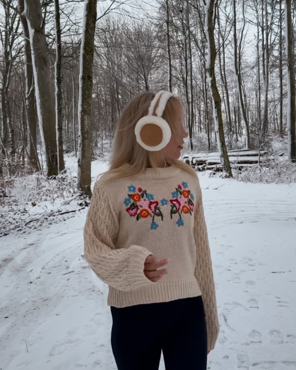 Winterpullover in beige mit Strick Blumenmuster - Strickpullover 