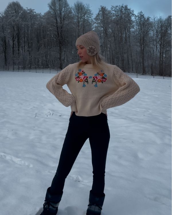 Strickpullover in beige mit farbigen Blumen Stickerei 
