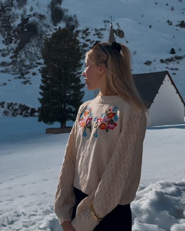 Kuscheliger und warmer Damen Strickpullover mit farbigen Blumen Stickereien auf der Brust 
