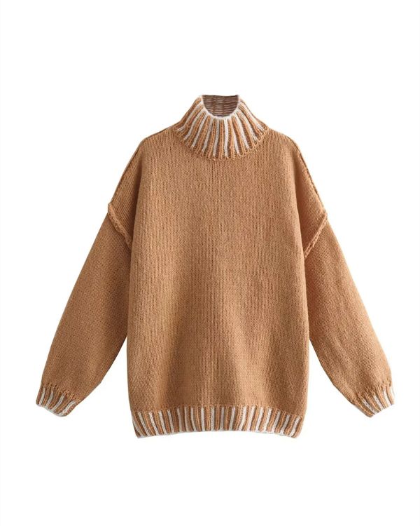 Trendbewusste Frau posiert in einem camelbraunen Strickpullover von Selda