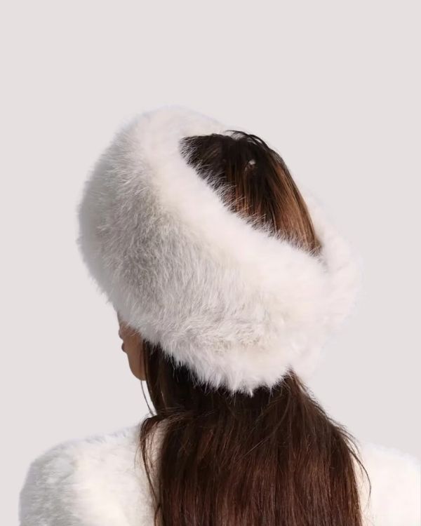 Rückansicht des flauschigen Stirnbands 'Yrsa', wärmendes Winter-Accessoire