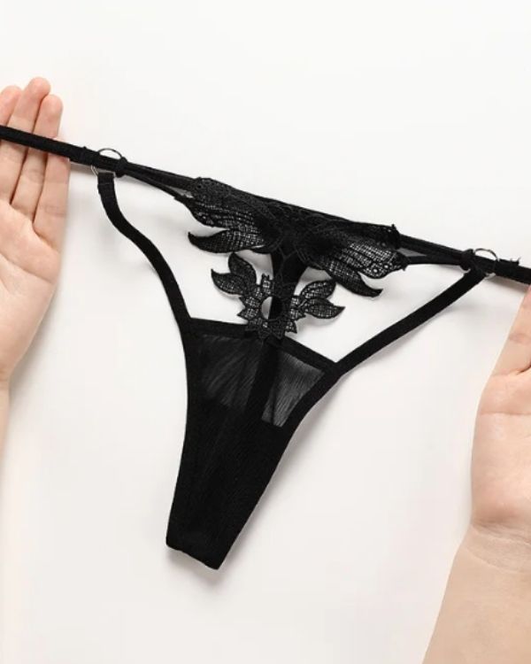 elastischer schwarzer Damen Mini String Tanga mit Cut-Out und Schmetterling Symbol