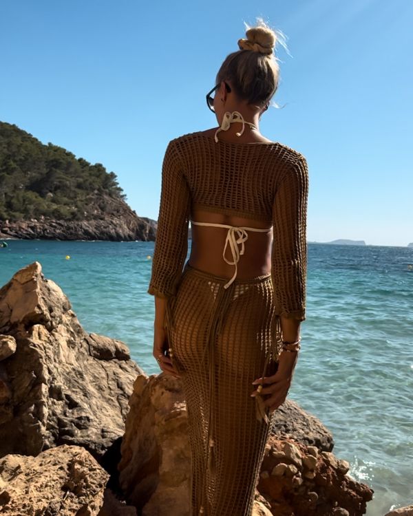 Braunes rückenfreies Stickkleid für am Strand - Sommerkleid lang aus Strick 