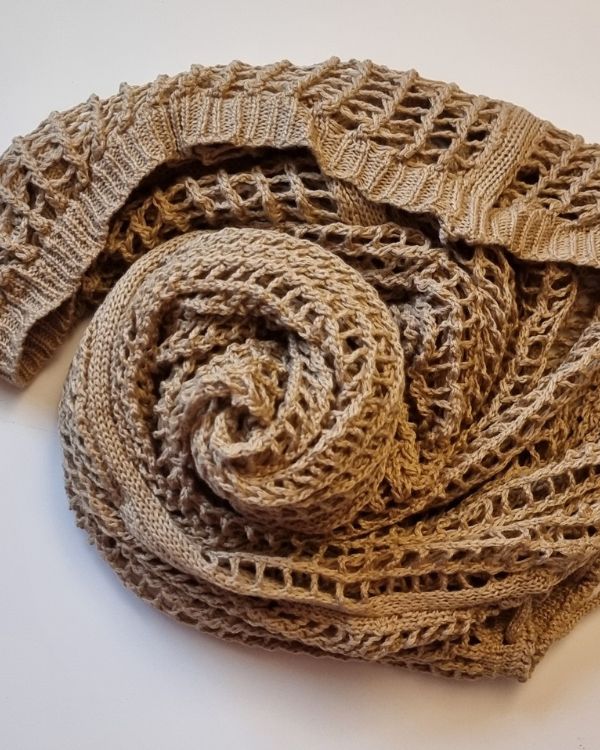 Strickkleid lang, mit offenem Rücken und Cut-Outs in hellbraun