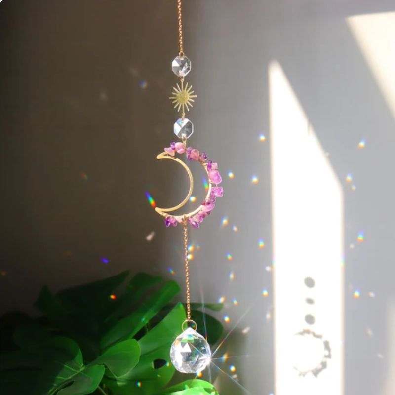 Sonnenfänger mit Halbmond Symbol und Mineralsteinen in violett - Suncatcher mit Mond und Sonnen Symbole und Prisma Steinen 