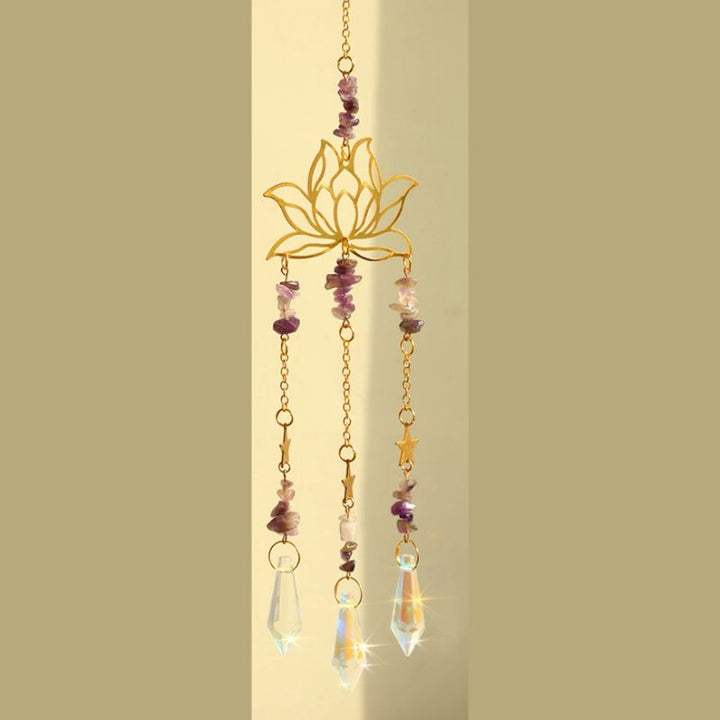 Spirituelle Dekoration für dein Zuhause - Suncatcher in gold mit Lotus Blume und Kraftsteinen 