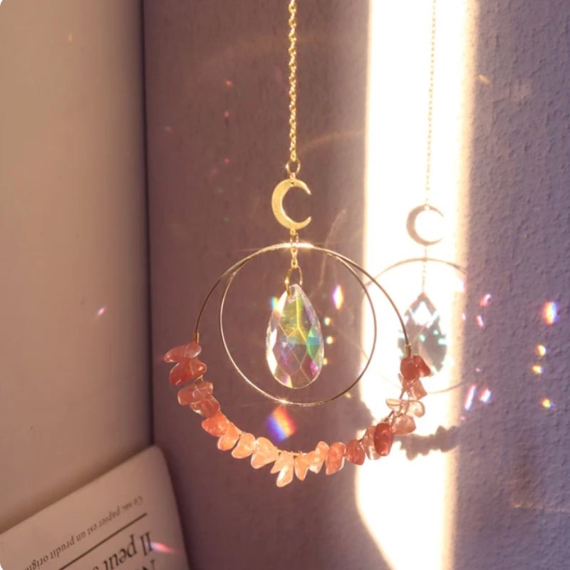 Sonnenfänger Suncatcher mit Mond Symbol und Kristalltriopfen und Mineralsteinen aus rosa Quarz
