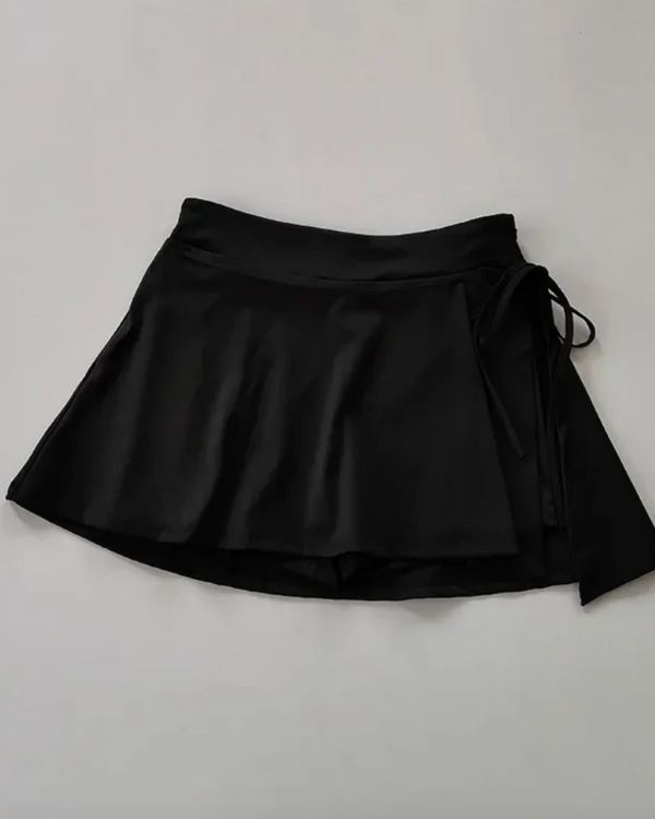 Schwarzer Tennisrock, Komfort und Style vereint, mit unterer Leggings