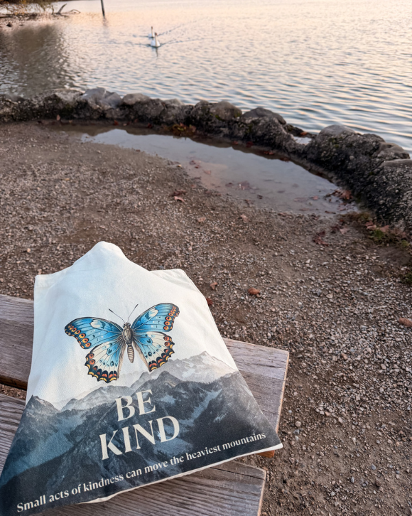 Canva Shoppers Stofftasche aus Baumwolle mit Berg Motiv und Schmetterling Symbol 