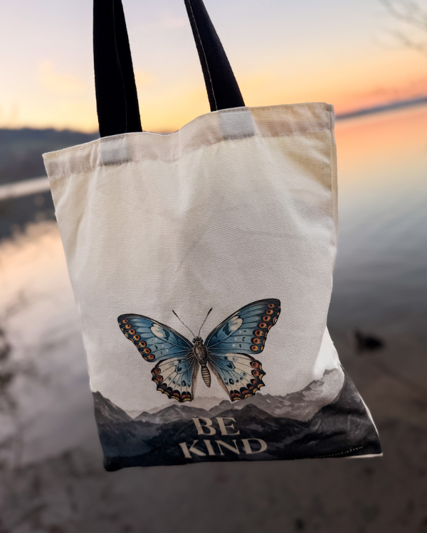 Stofftaschen Tote Bag in creme-weiss mit Bergmotiv und Schmetterling 