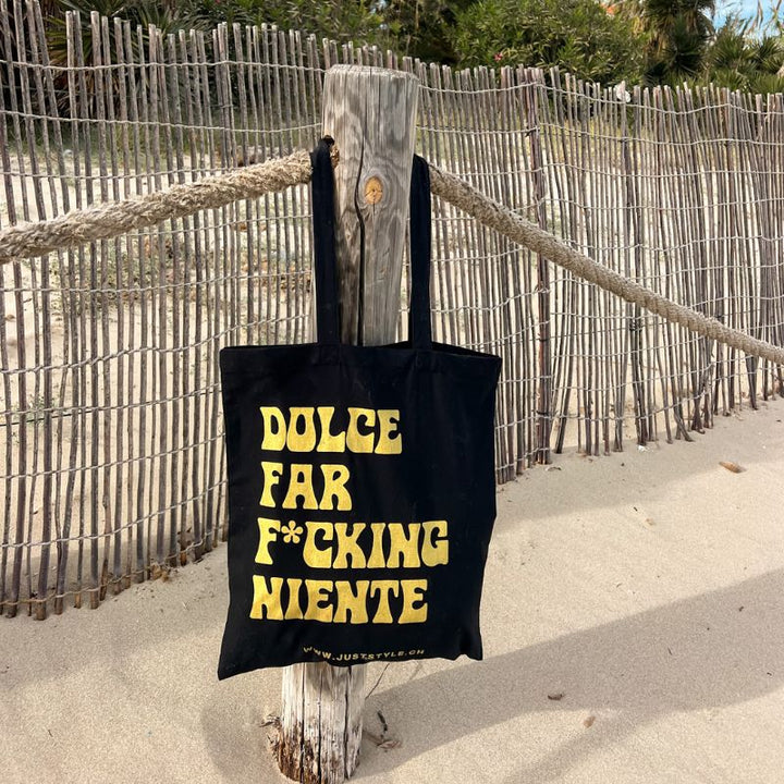 schwarze Organic Baumwolle Tasche mit goldener Schrift "dolce far f*cking niente" und goldenem Palmen Symbol 