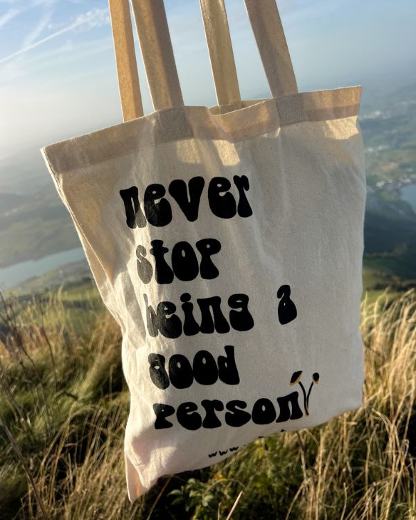 Stofftasche aus nachhaltiger Baumwolle mit langen Hänkeln und Schrift Never Stop being a good Person mit einem Pilz Mushroom Symbol