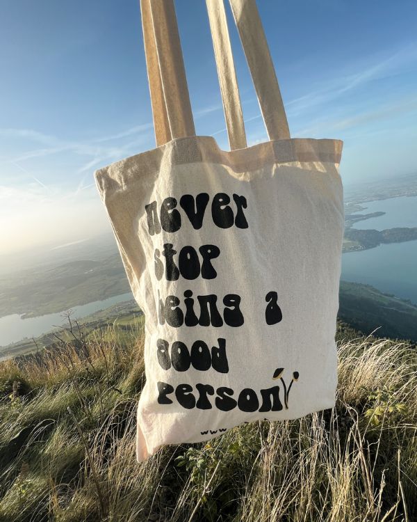 Beige Organic Tote Bag aus nachhaltiger Baumwolle mit schwarzer Schrift