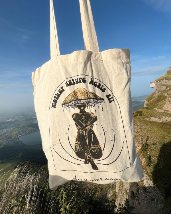 Einkaufstasche mit Aufdruck 'Stay in your magic' und Pilzfrau-Motiv - Magic Mushroom Tote Bag 