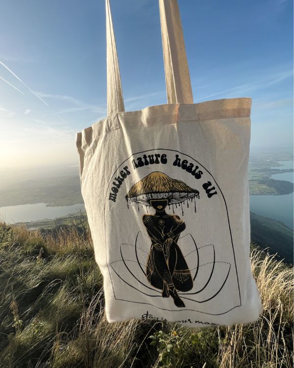 Organic Baumwolle Tote Bag Stofftasche in beige mit Mushroom Lady und Lotus Blume und Spruch Mother nature heals all - stay in your magic 