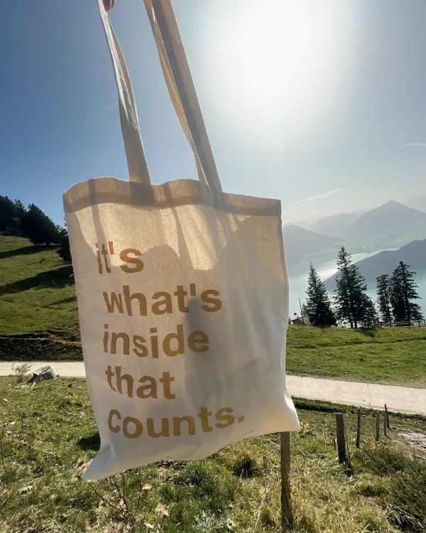Einkaufstasche aus Nachhaltiger Baumwolle mit Spruch "it's what's inside that counts" 
