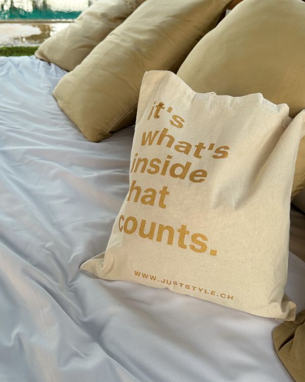 Beige Tote Bag aus natürlicher organischer Baumwolle mit goldenem Spruch "it's what's inside that counts" Just Style Tote Bags 