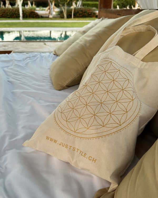 Organic Tote Bag aus Baumwolle in beige natürlicher Baumwolle und mit goldenem Aufdruck der Lebensblume und Spruch