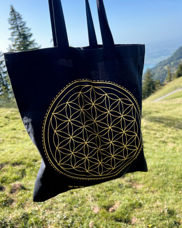 schwarze Organic Tote Bag Einkaufstasche Baumwolletasche in schwarz mit goldener Lebensblume und Schriftzug Zitat
