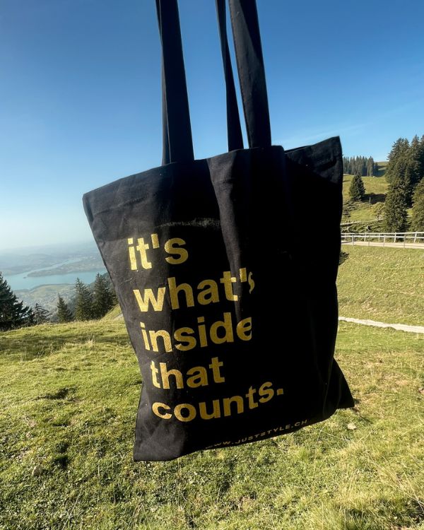schwarze Baumwolle Tasche Tote Bag mit goldenem Schriftzug "it's what's inside that counts" 