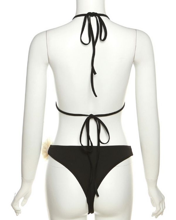 Rosenverziertes Bikini-Ensemble: Schwarzes Triangel-Oberteil und hochgeschnittene Badehose mit stilvollen 3D-Rosen