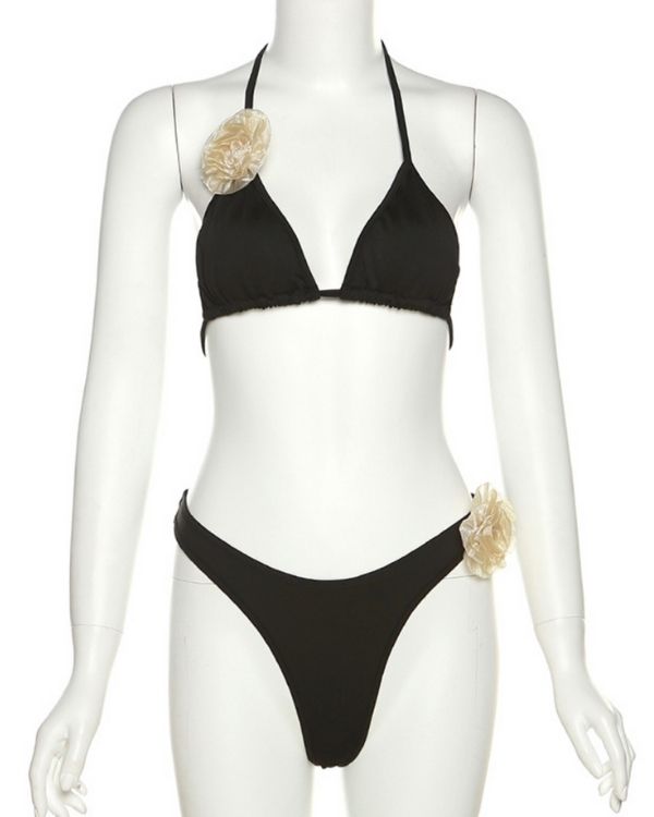 Blickfang am Pool: Rosen Bikini-Set mit edlem Schwarz, Triangel-Oberteil und hochgeschnittener Badehose