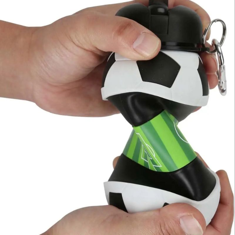 Faltbare Silikon Trinkflasche im Fussball Design 
