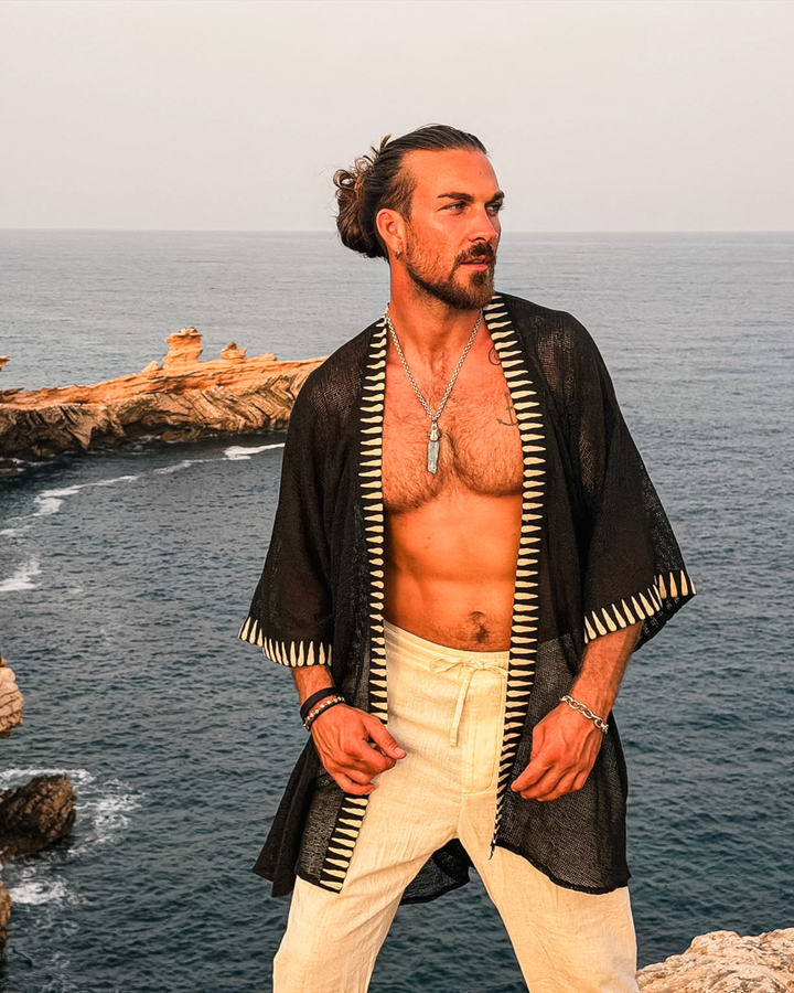 Stillvoller Herren Kimono aus Netz Stoff und mit schönem Rand 