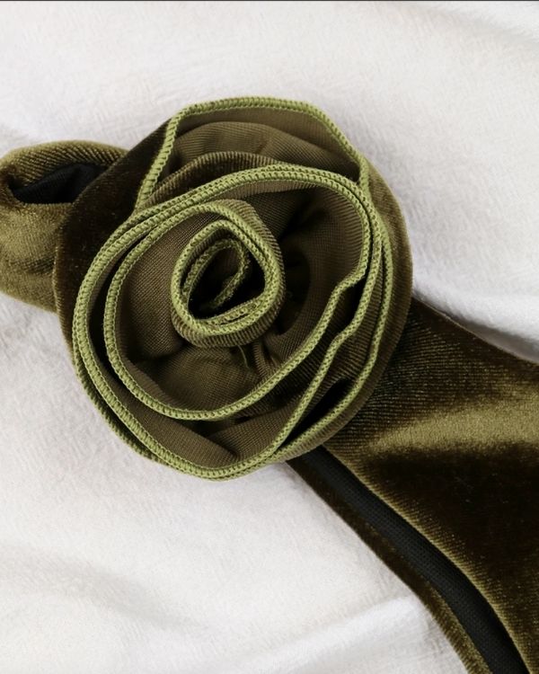 Dunkelgrünes Velvet Bikini Damen mit Rosen Symbol 