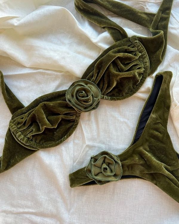dunkelgrünes Velvet Samt Bikini aus Oberteil und Badehose mit 3D Rosen Symbolen 