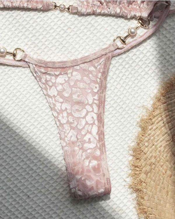 Velvet Samt Bikini in Rosa mit Leopard Muster - Sexy Brazilian String Badehose mit Perlen auf den Seiten 
