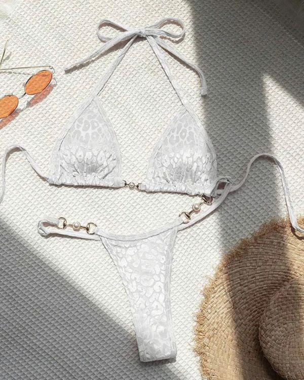 weisses sexy elegantes Leopard Velvet Bikini mit Perlen Details auf den Seiten 