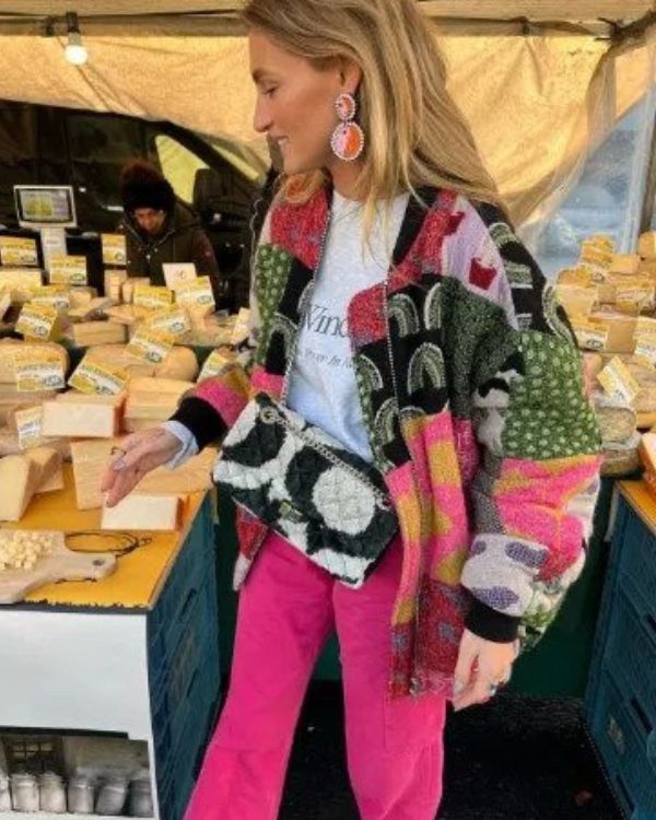 Frische und lebendige Design-Jacke mit Patches für die Übergangszeit