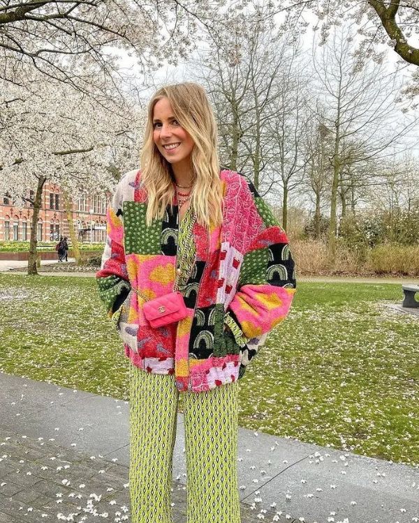 Farbenfrohe Patchwork-Jacke mit Kaktus- und Regenbogen-Motiven