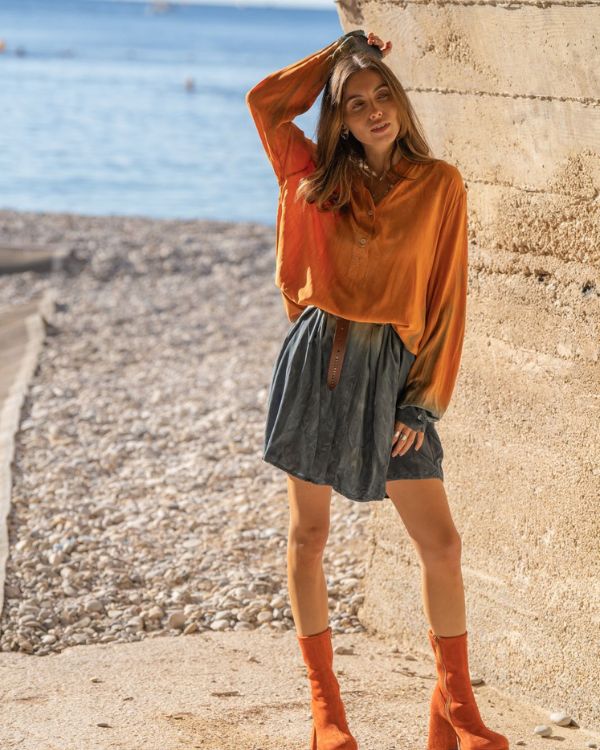 Langes Kleid aus Viskose in Orange-Blau-Mix mit handgefertigtem Batikmuster