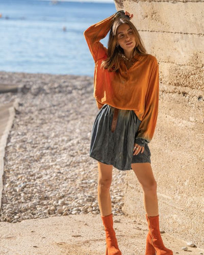 Langes Kleid aus Viskose in Orange-Blau-Mix mit handgefertigtem Batikmuster