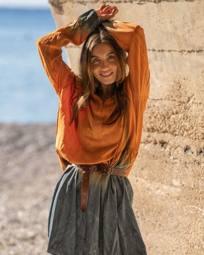 Modisches Damenkleid in zauberhaftem Orange-Blau-Mix mit Hemdkragen