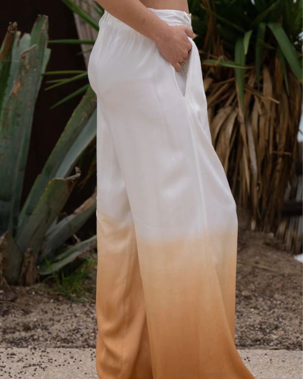 Stilvolle Damen-Hose mit weitem Schnitt und handgefertigtem Batik-Farbverlauf