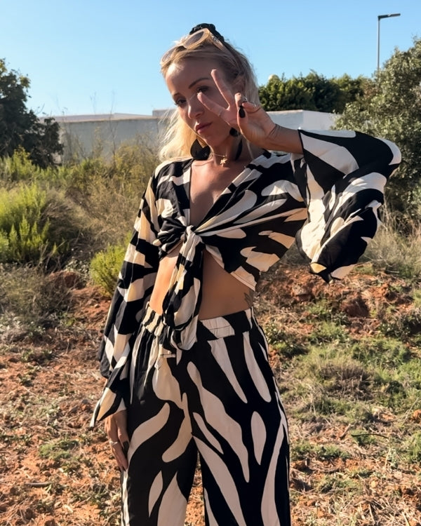Damen Bluse zum binden oder Wickeln, mit weiten Trompetenärmel und creme-schwarzem Zebra Look 
