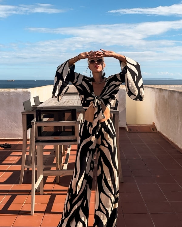 Stillvolles Designer Set aus Wickelbluse und weiter Hose im Zebra Animal Print 