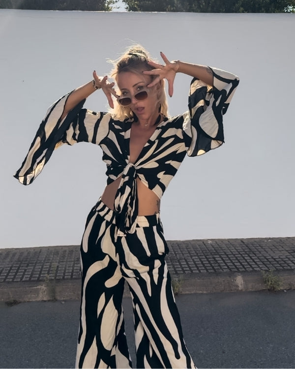 Modernes Set aus langer, weiter Hose im Zebra creme-schwarz Look und passender Bluse mit weiten Trompeten Ärmeln 