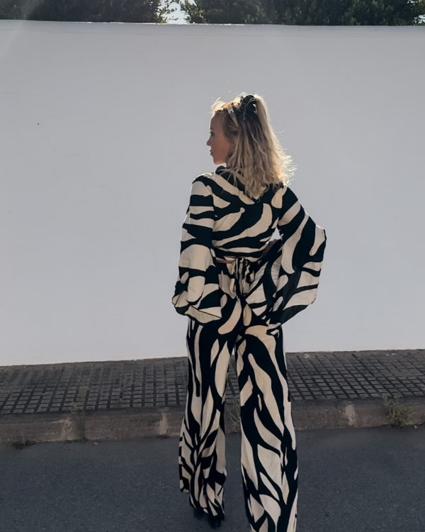 Modernes Zweiteiler Set aus Bluse mit Trompetenärmel und passender weiter Hose aus Baumwolle Rayon 