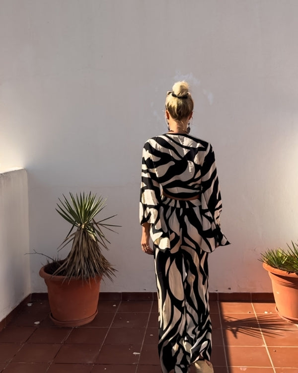 Lange Zebra Chic Boho Hose mit passender Wickelbluse mit weiten Ärmeln 