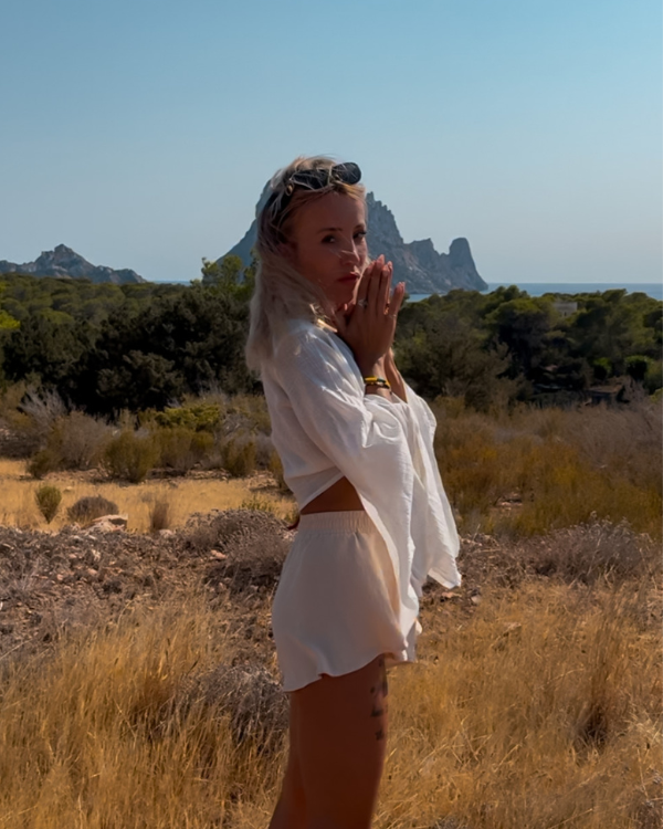 Weit geschnittene Sommerbluse mit V-Ausschnitt und Bindung vorne - Boho Chic Trompetenärmel Bluse