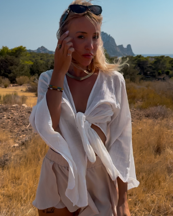 Weisse Baumwollbluse mit Trompetenärmeln und Knoten vorne im Boho-Stil