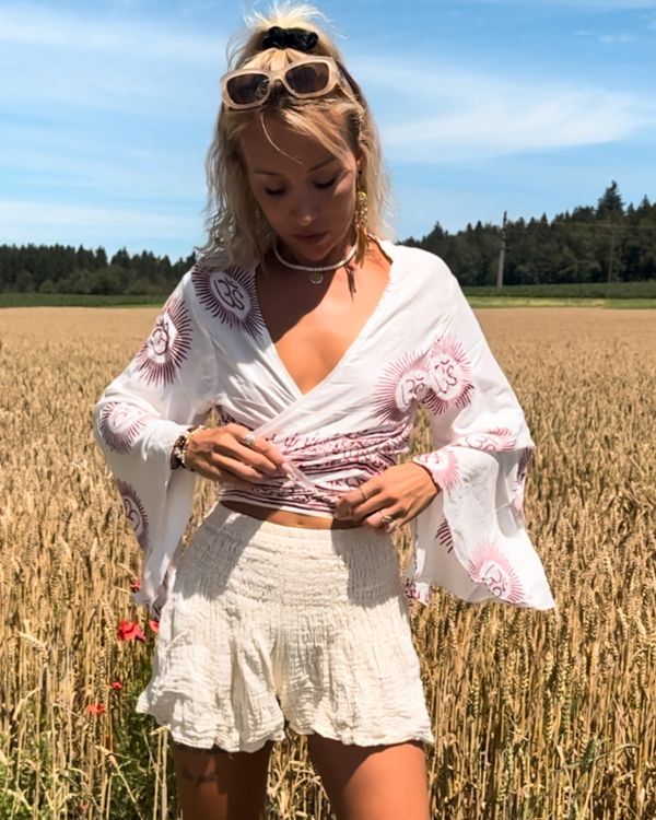 Weisse Boho Chic Bluse zum wickeln mit weiten Fledermausärmel und roten Om Zeichen 