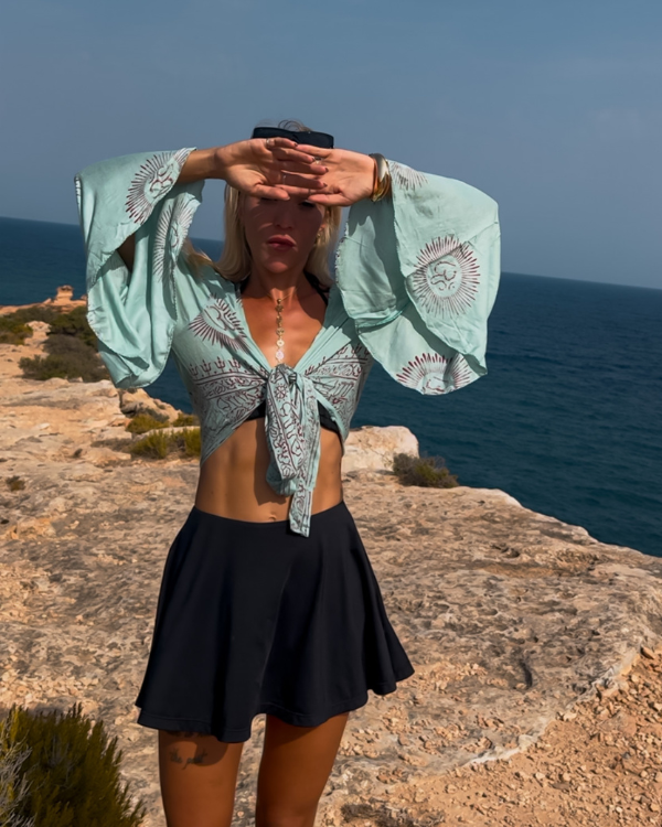 Tuerkis Gruene Damen Bluse mit Trompetenärmel und Om Zeichen | Boho Chic Look 